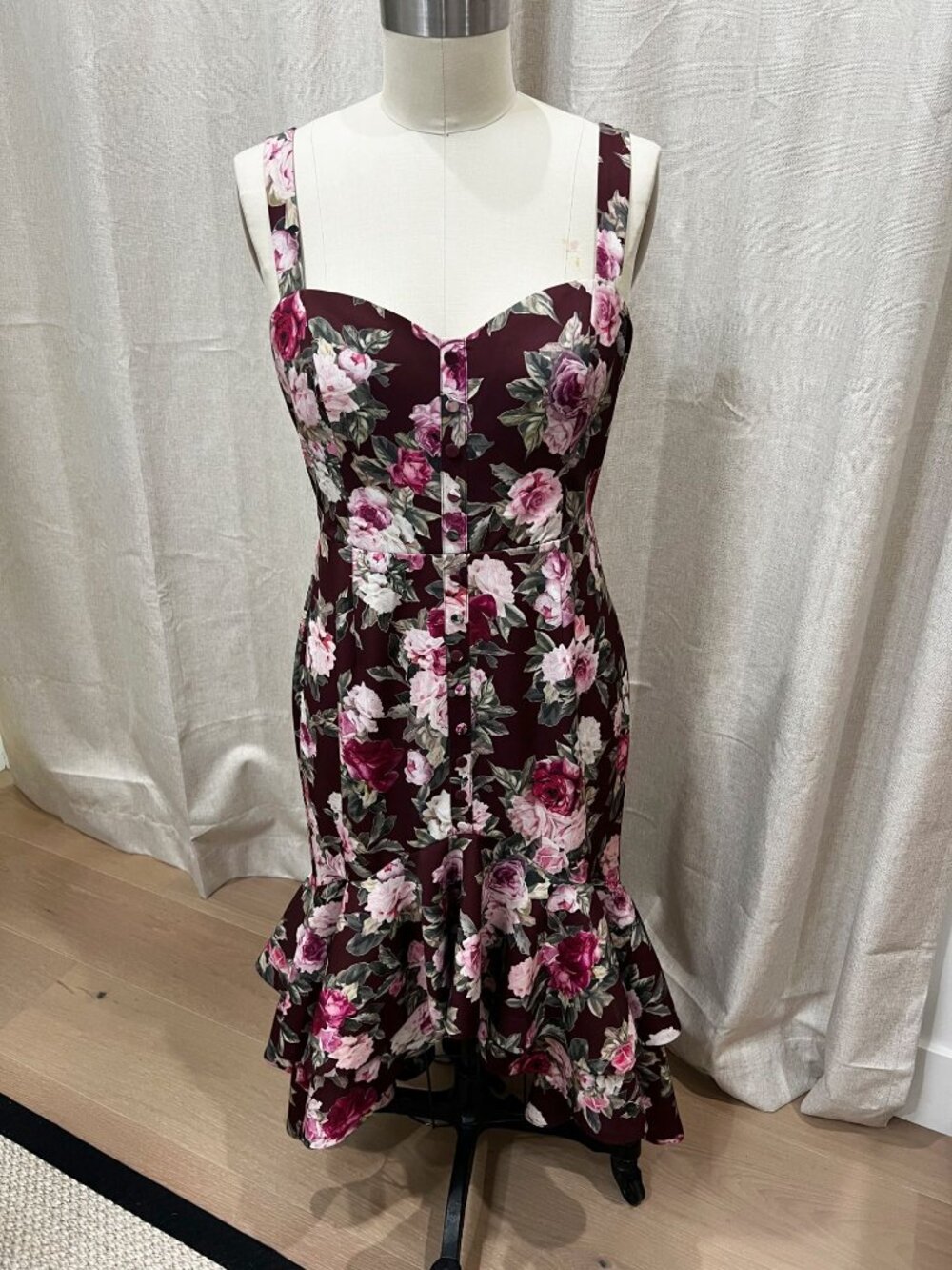 FAME + PARTNERS Floral Midi Dress With Ruffle Hem & Button Detail Sz 8 Burgundy - Picture 4 of 10